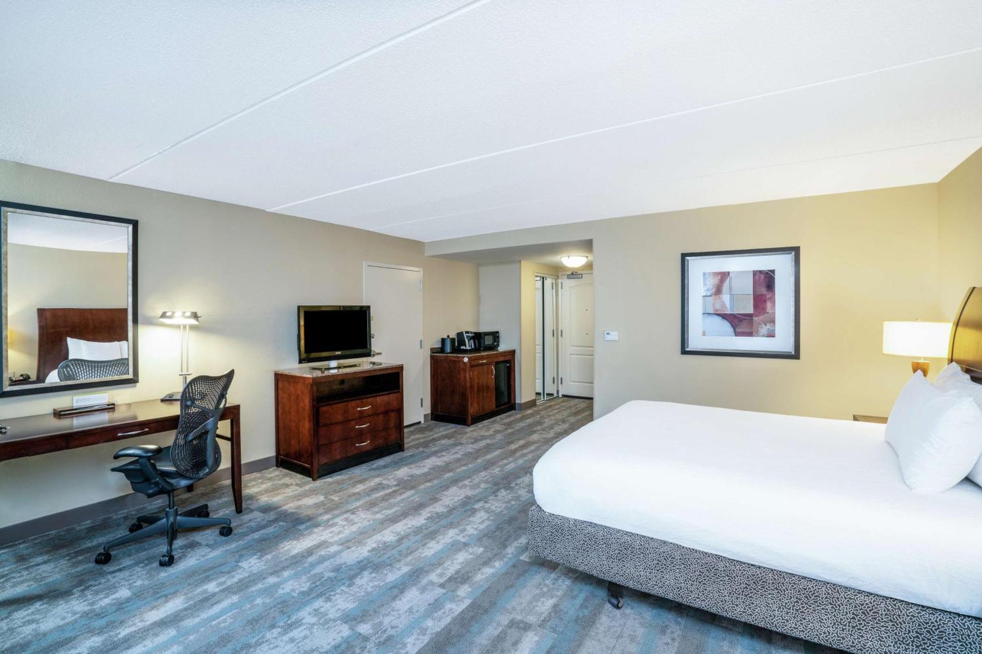 King Room Bath Tub Mobility Access