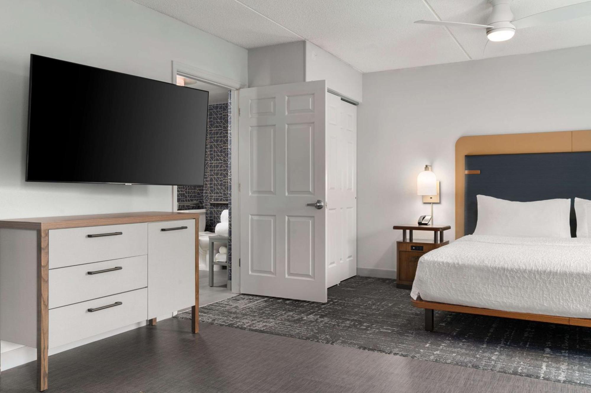 King Suite Accessible Tub Mobility Hearing Access or Non-Smoking