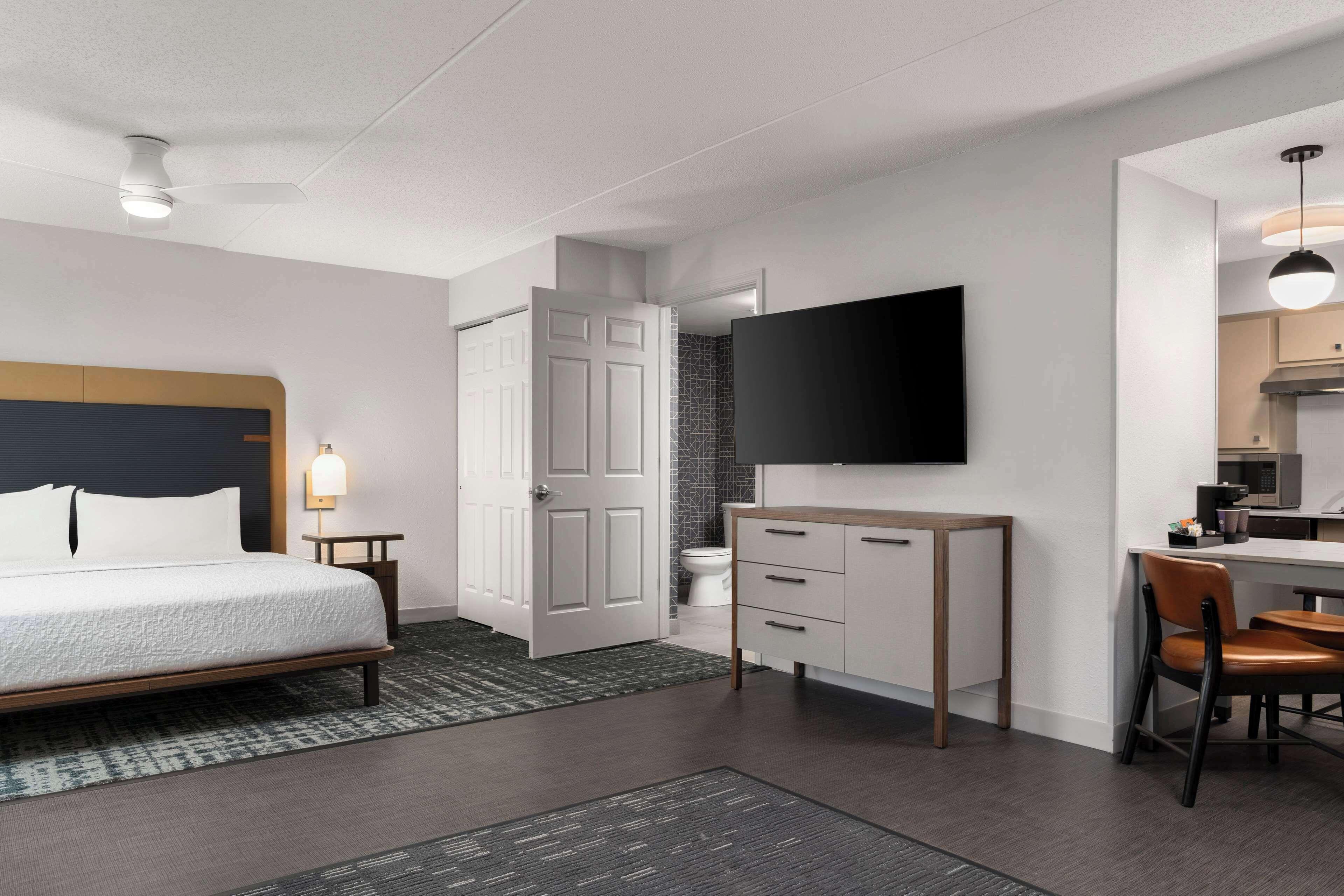 King Suite Accessible Tub Mobility Hearing Access or Non-Smoking