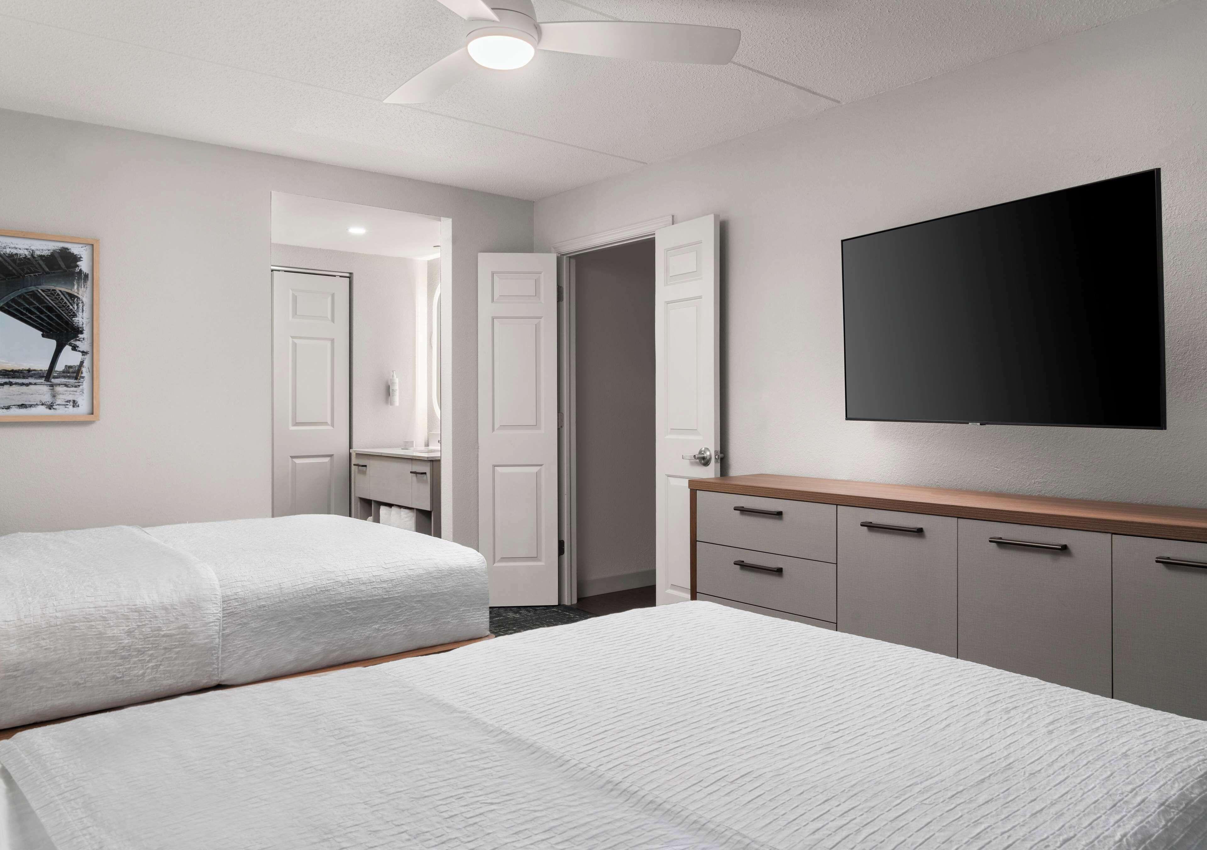 One-Bedroom Suite Two Double Beds Non-Smoking