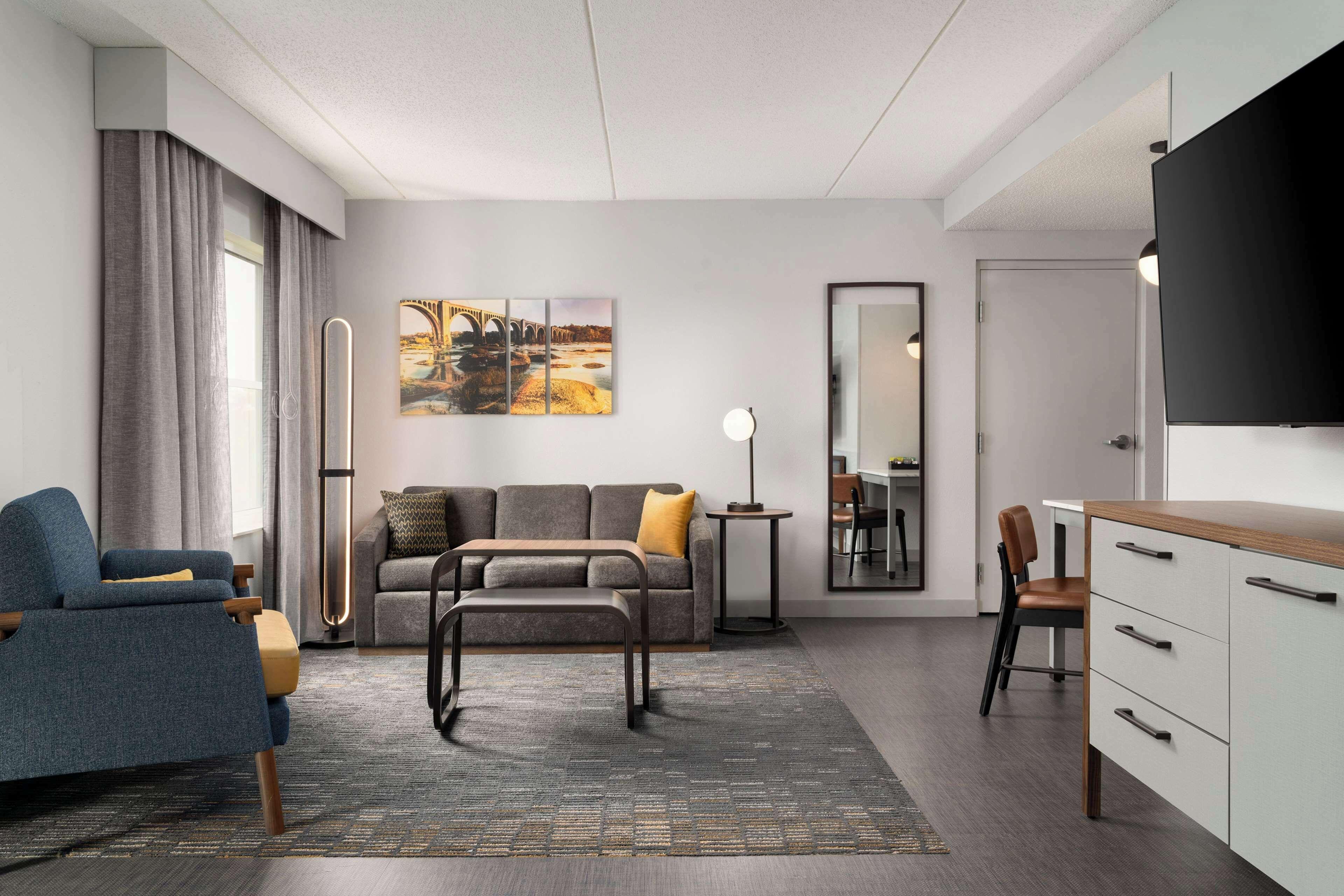 King Suite Accessible Tub Mobility Hearing Access or Non-Smoking